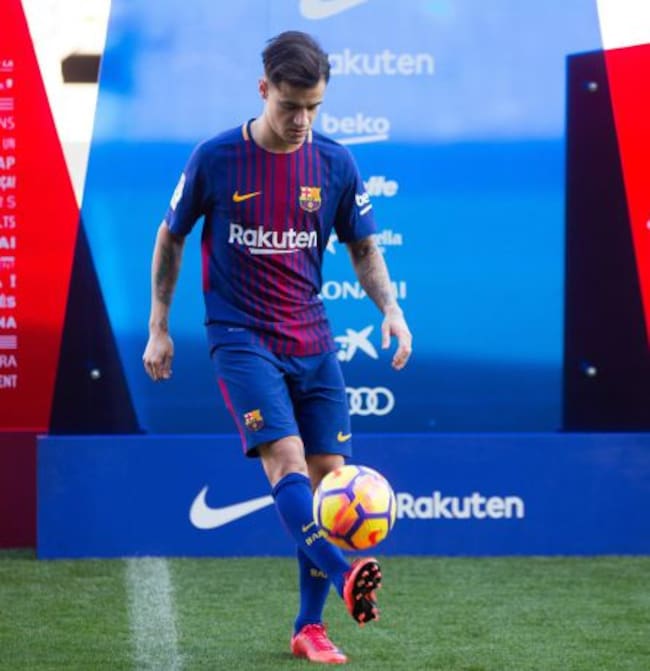 Philippe Coutinho da sus primeros toques como jugador blaugrana.