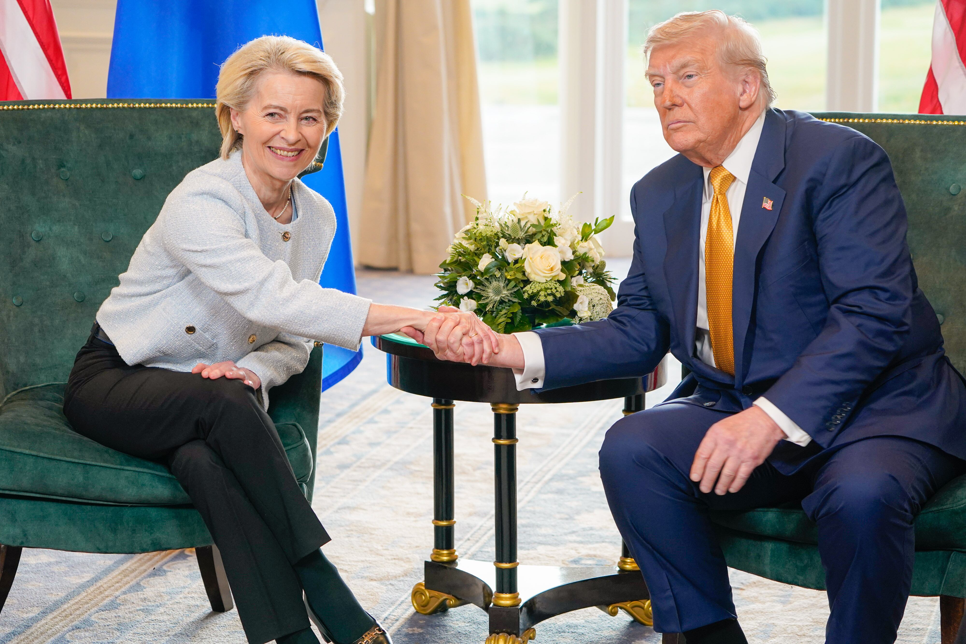 El presidente de EEUU, Donald Trump y la presidenta de la Comisión Europea, Ursula von der Leyen, durante la reunión mantenida en el complejo de golf del líder republicano