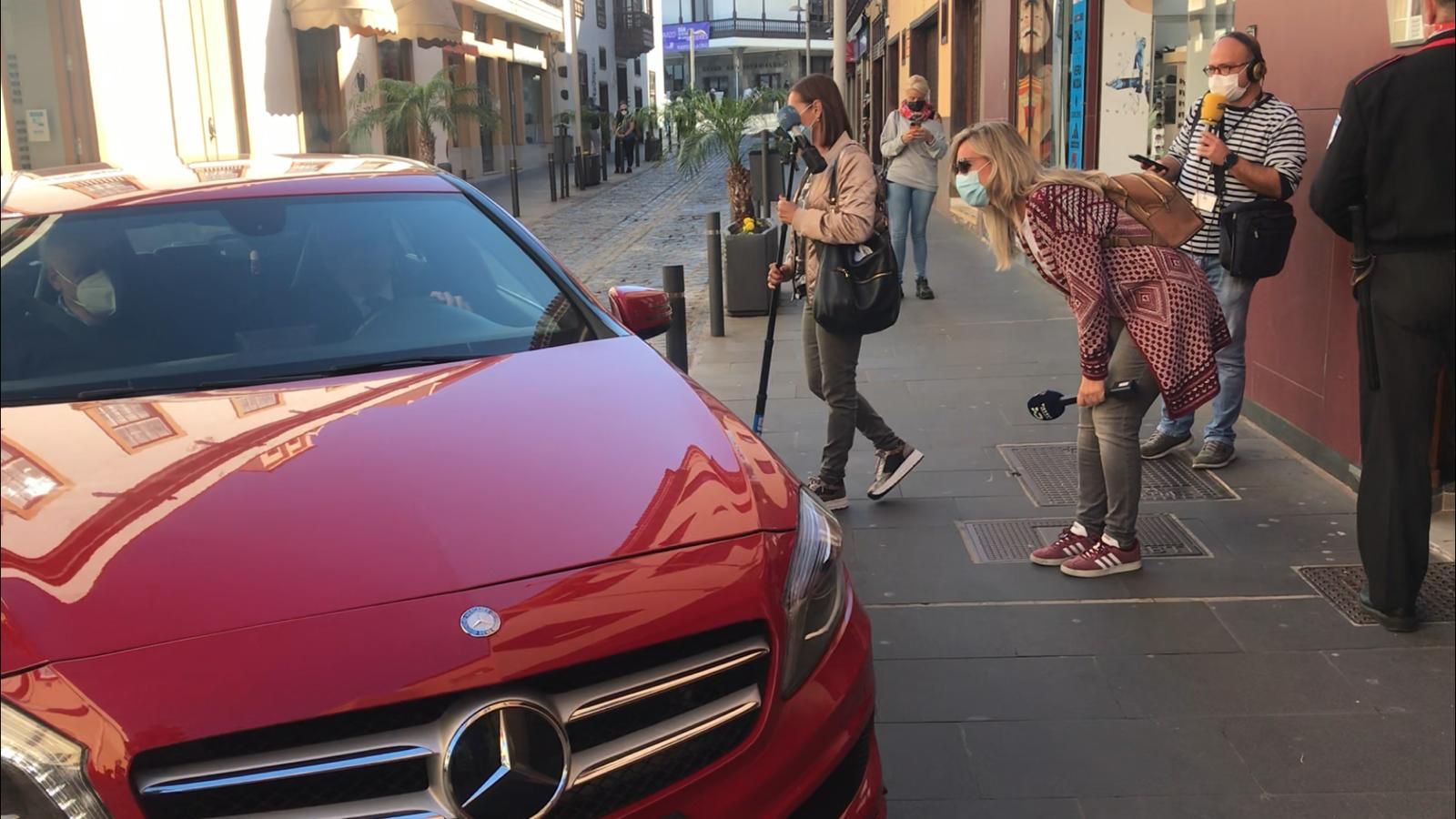 Tomás Villar, director del centro sociosanitario Hogar Santa Rita, a la entrada de los juzgados del Puerto de la Cruz (Tenerife)