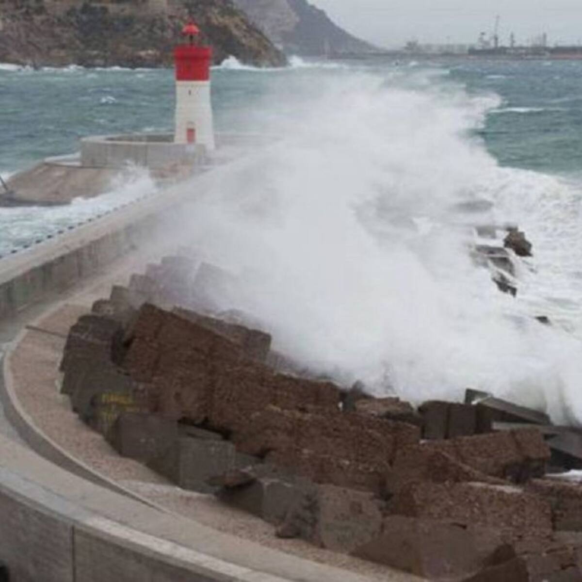 Las alertas meteorológicas por vientos y fenómenos costeros afectan hoy y mañana martes a casi toda la Región