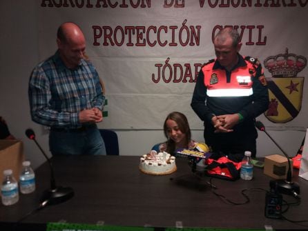 Celia tras soplar las velas de la tarta de cumpleaños