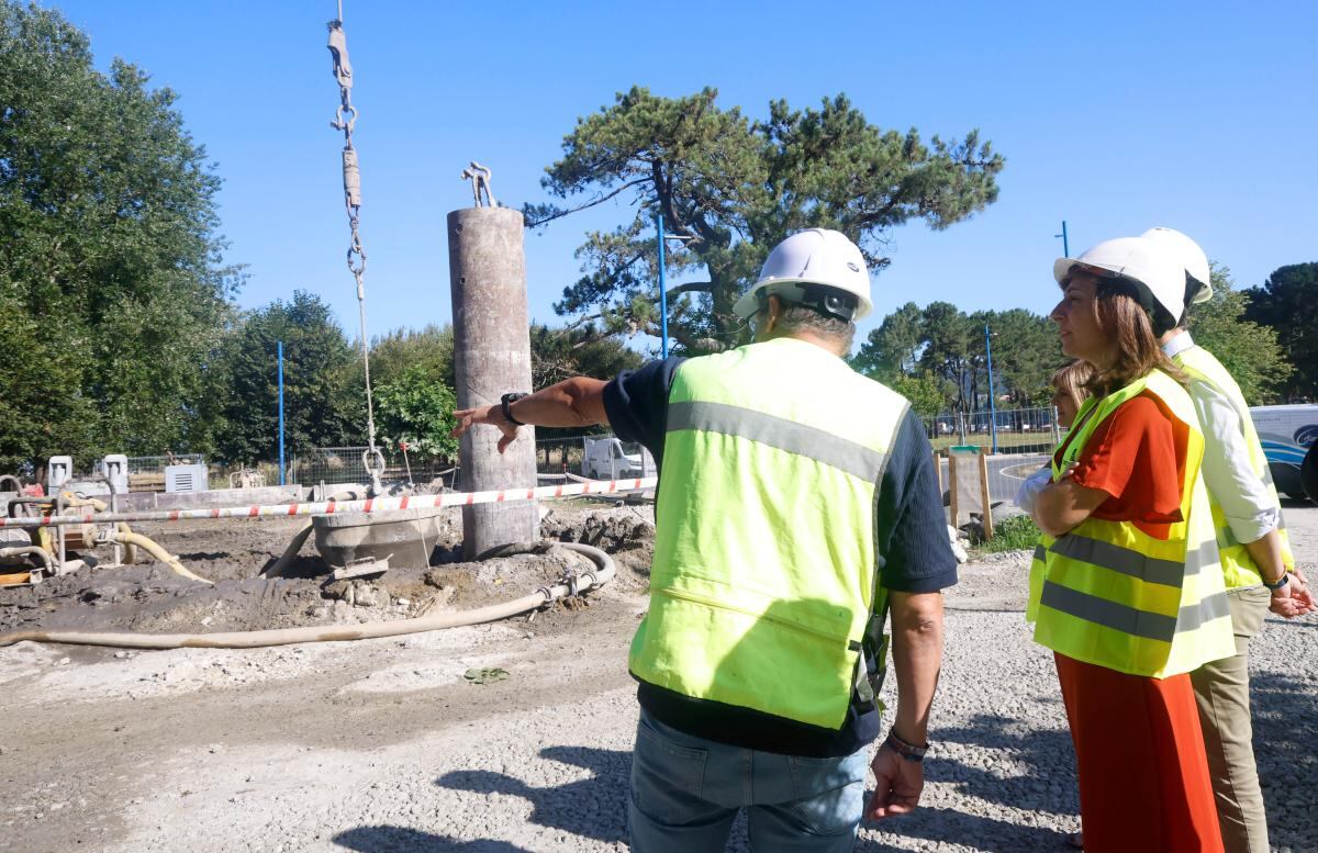 Ángeles Vázquez, en su visita a las obras en Cabanas (foto: Xunta de Galicia)