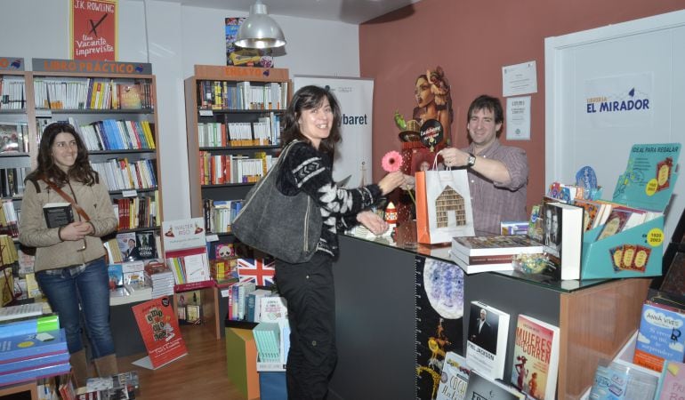 Durante estos días las librerías ofrecen descuentos y regalan flores con la compra de un libro 