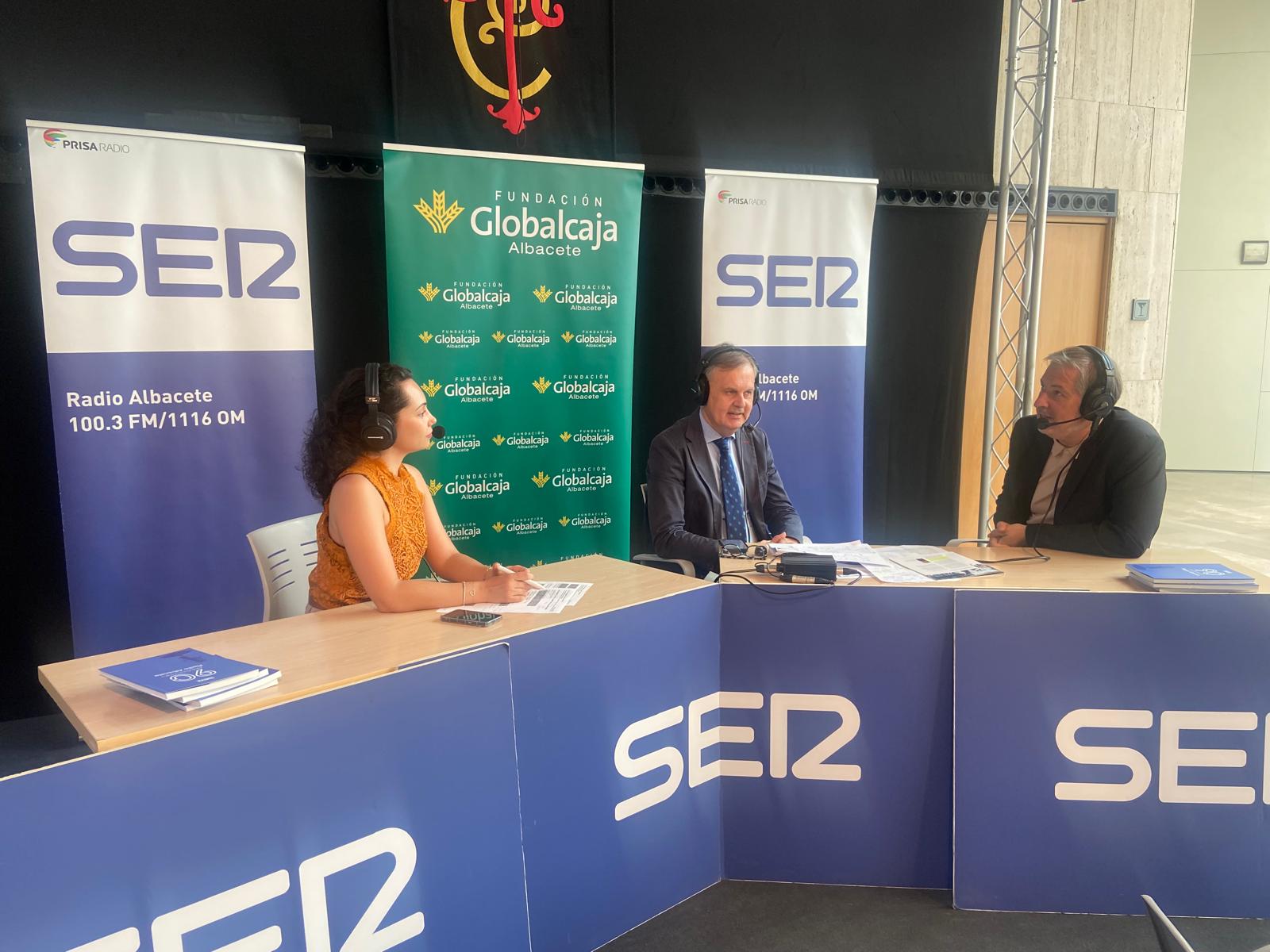 La periodista de Radio Albacete, Cristina Castellanos junto con el director de la Fundación Globalcaja Albacete, Antonio González y el director de Abycine, José Manuel Zamora.