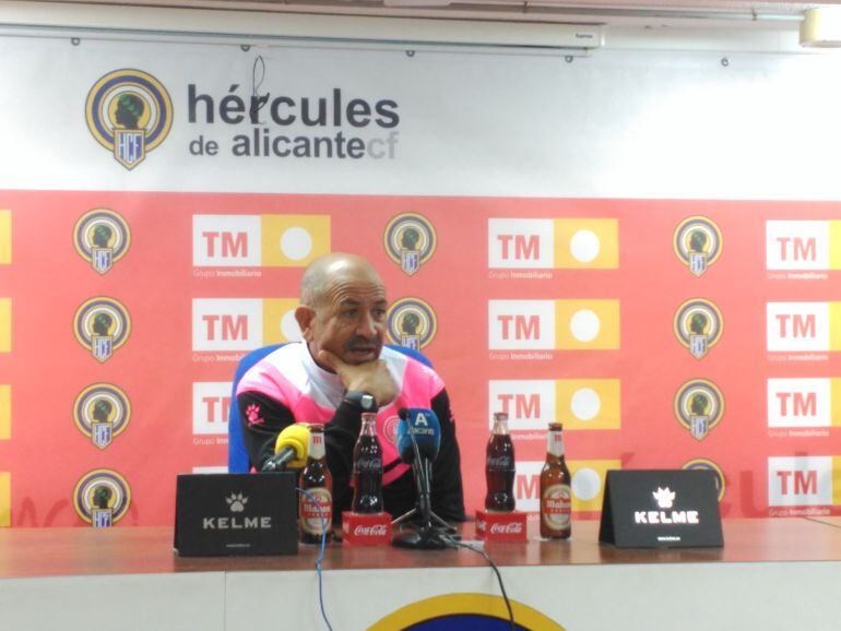 Claudio Barragán en sala de prensa