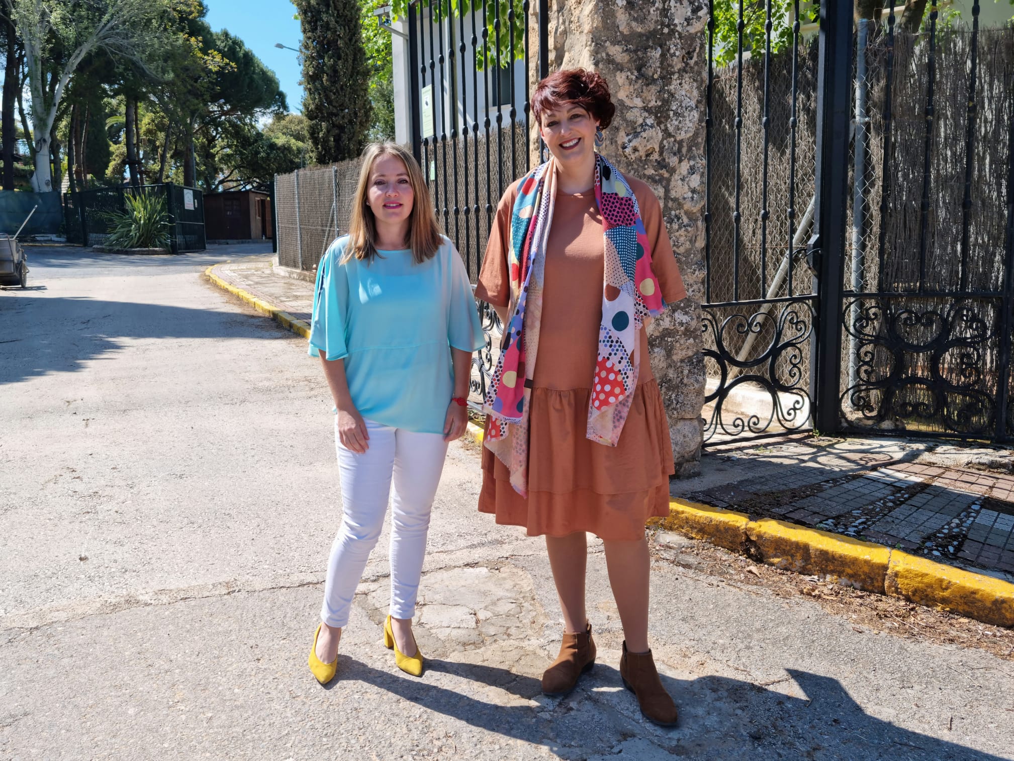 Alicia Murillo, número cuatro de la lista del PSOE por Málaga, y la edil rondeña Pepi Cabrera, en la entrada al antiguo hospital