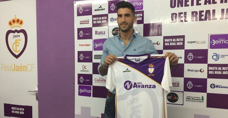 Ángel De la Calzada posa ante los medios de comunicación con la camiseta del Real Jaén CF.