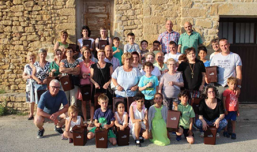 Alumando y vecindario de Ujue tras una charla sobre compost