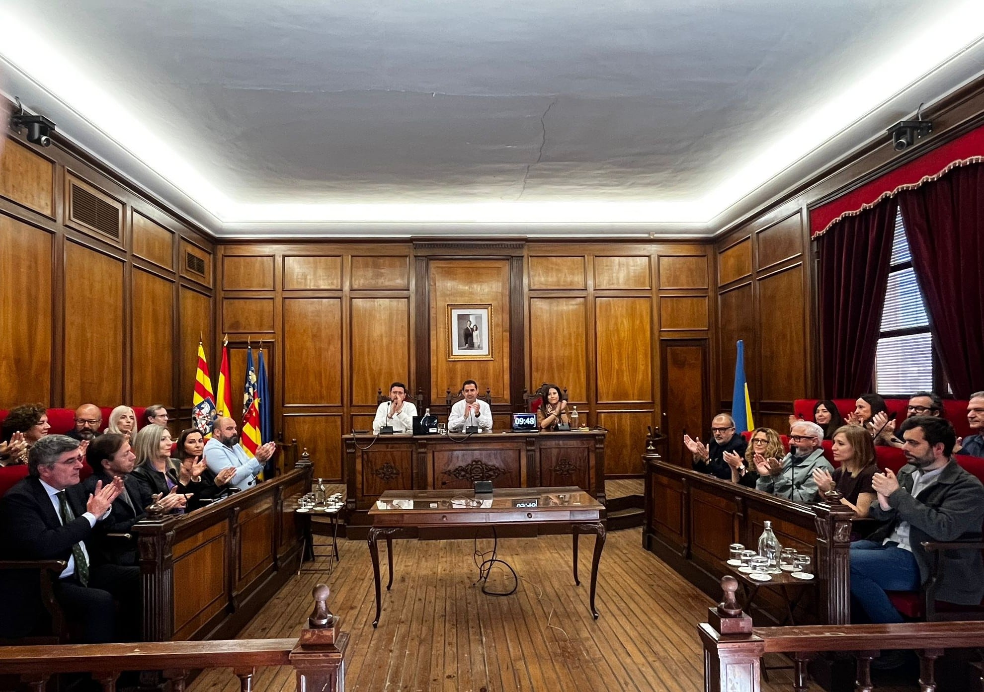 La Corporación Municipal aplaudiendo tras aprobarse la concesión del título de hijo predilecto a José María Valls Satorres.