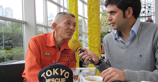 El capitán del equipo de los bomberos de Tokio que participó en los trabajos en la central nuclear de Fukushima, , cuenta su experiencia en la SER