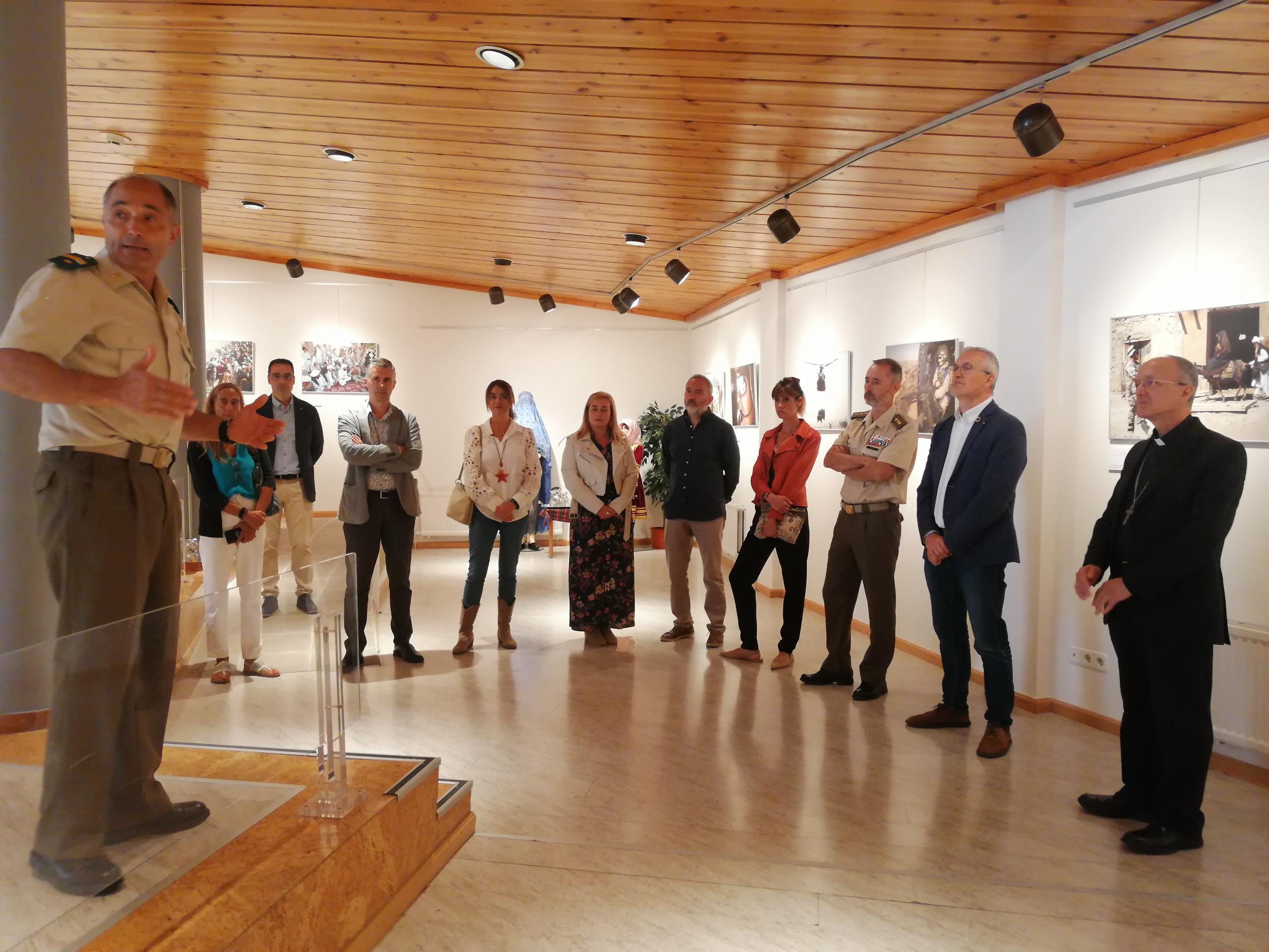 El Suboficial Mayor del Regimiento Galicia 64, Antonio Tena, hacía una visita guiada a la exposición