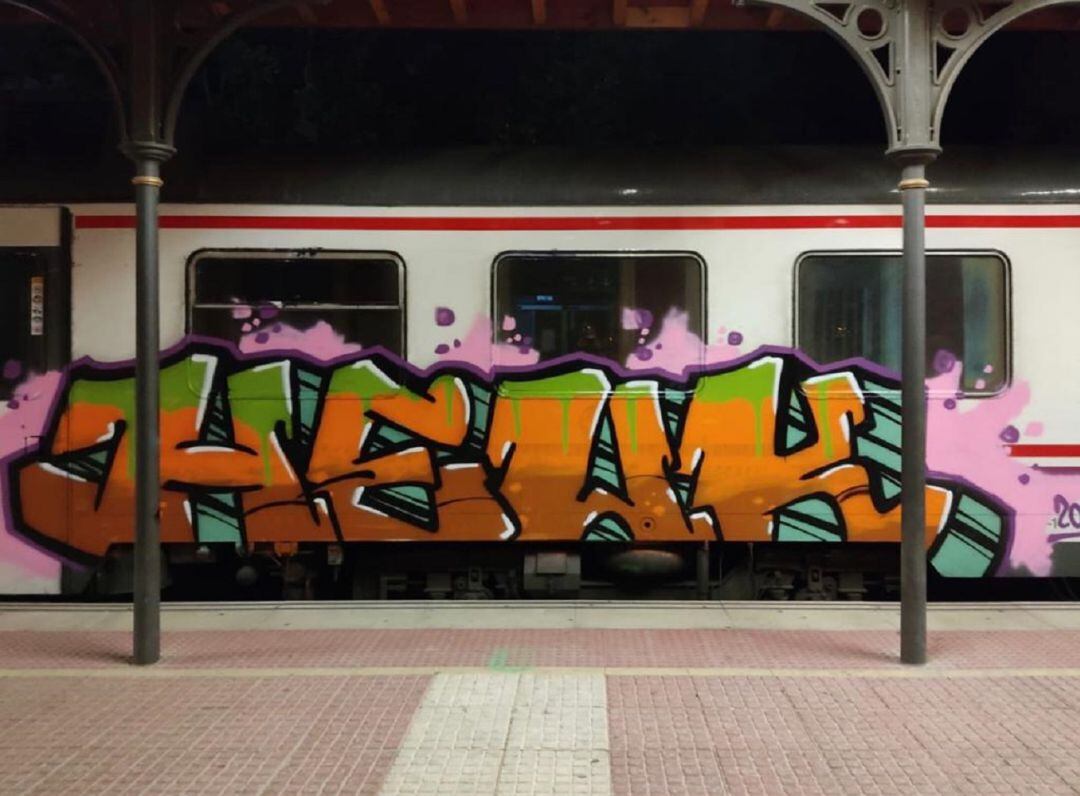 Uno de los grafitis en los trenes de la estación