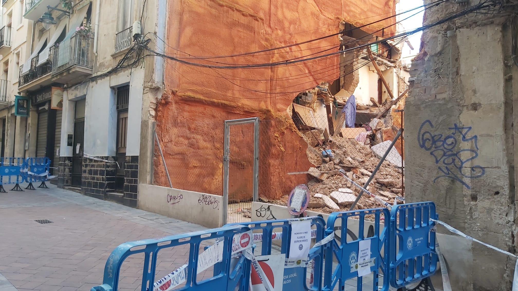 Los vecinos colindantes a este edificio han sido desalojados preventivamente y este tramo de la calle permanece cortado por seguridad.