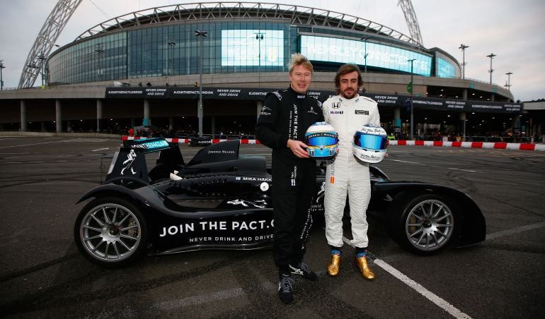 Hakkinen posa con Alonso en un acto de McLaren