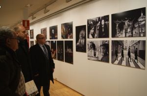 Tres fotógrafos miran sus obras en la exposición