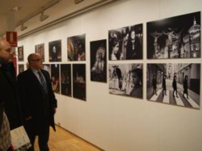 Tres fotógrafos miran sus obras en la exposición