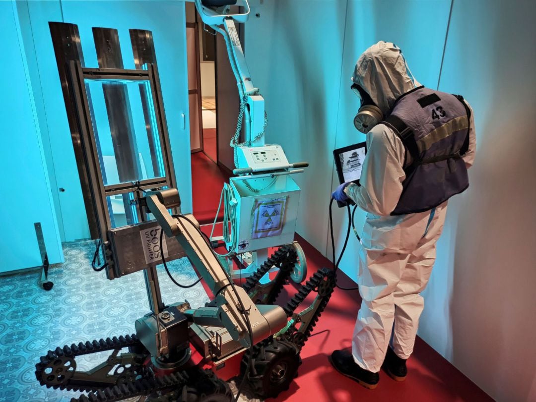 Un miembro de la unidad de la UME de Luis Rodríguez Lara desinfecta con el robot Teodor y un emisor de luz ultravioleta durante la pandemia. 