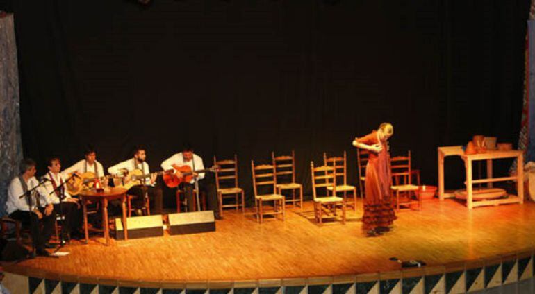 Manuela Sánchez con los músicos que la acompañan.