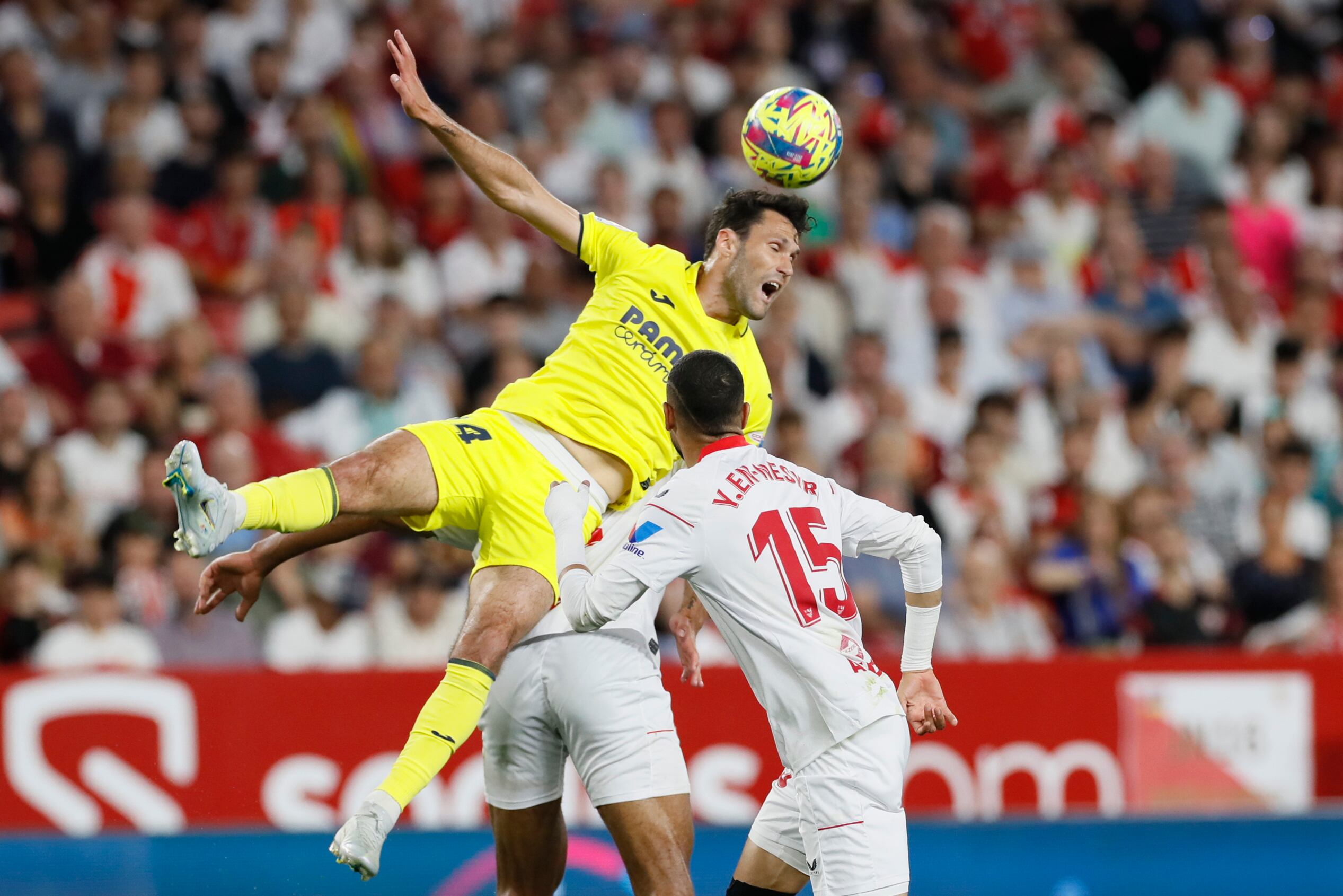 Sevilla, 23/04/2023.- El delantero del Villarreal, Yeremy Pino (i), disputa el balón ante los defensores del Sevilla durante el encuentro correspondiente a la jornada 30 de primera división que disputan hoy domingo en el estadio Sánchez Pizjuán, en Sevilla. EFE/José Manuel Vidal.