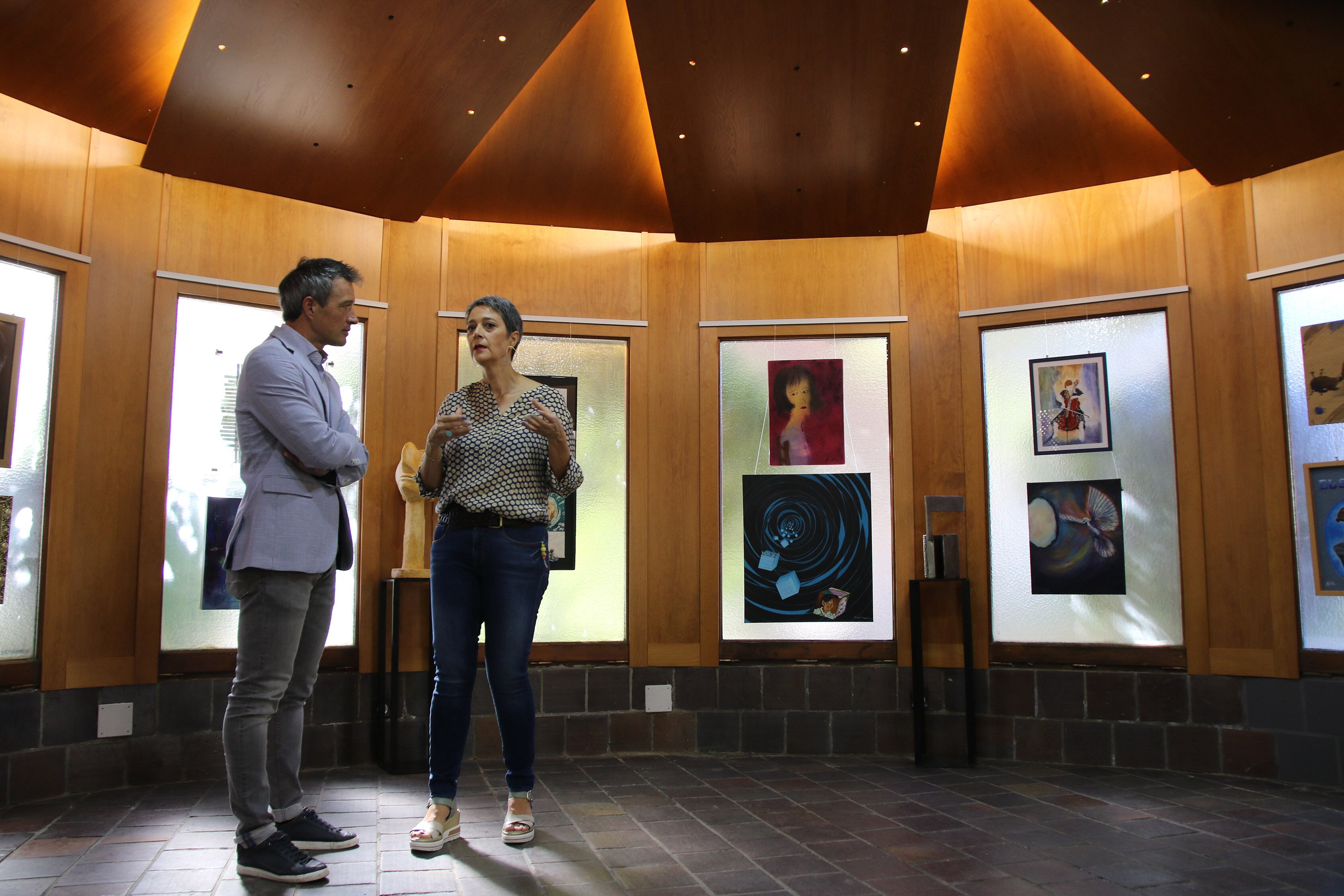 El cònsol major d'Andorra la Vella, David Astrié, i la presidenta de la Xarranca, Mar Garcia, durant l'acte d’entrega de les claus del local de l'entitat.