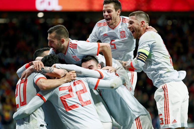 Los jugadores de España celebran uno de los goles de Isco en el Wanda Metropolitano