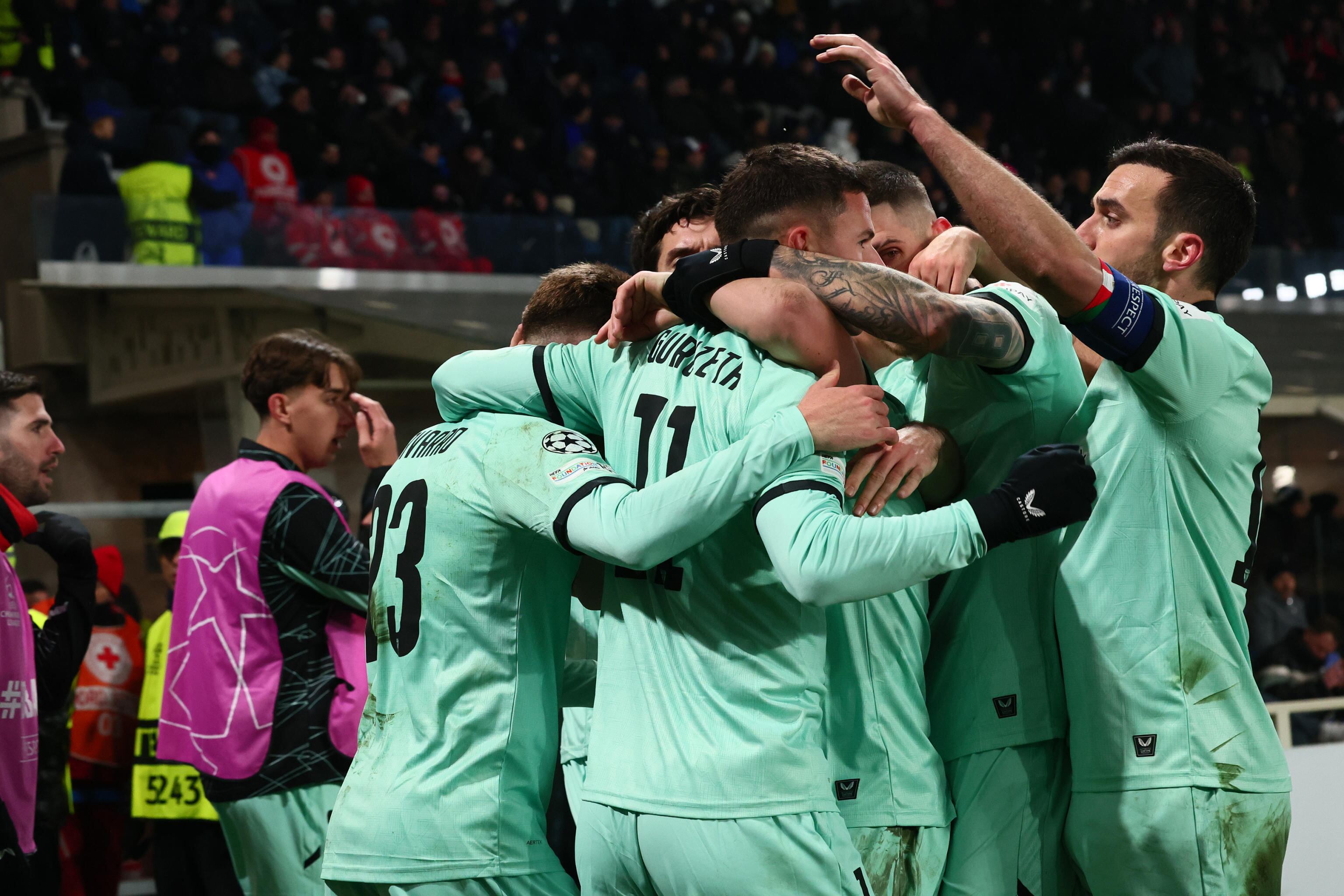 Gorka Guruzeta celebra junto a sus compañeros el gol que inició la remontada del Athletic frente a la Atalanta