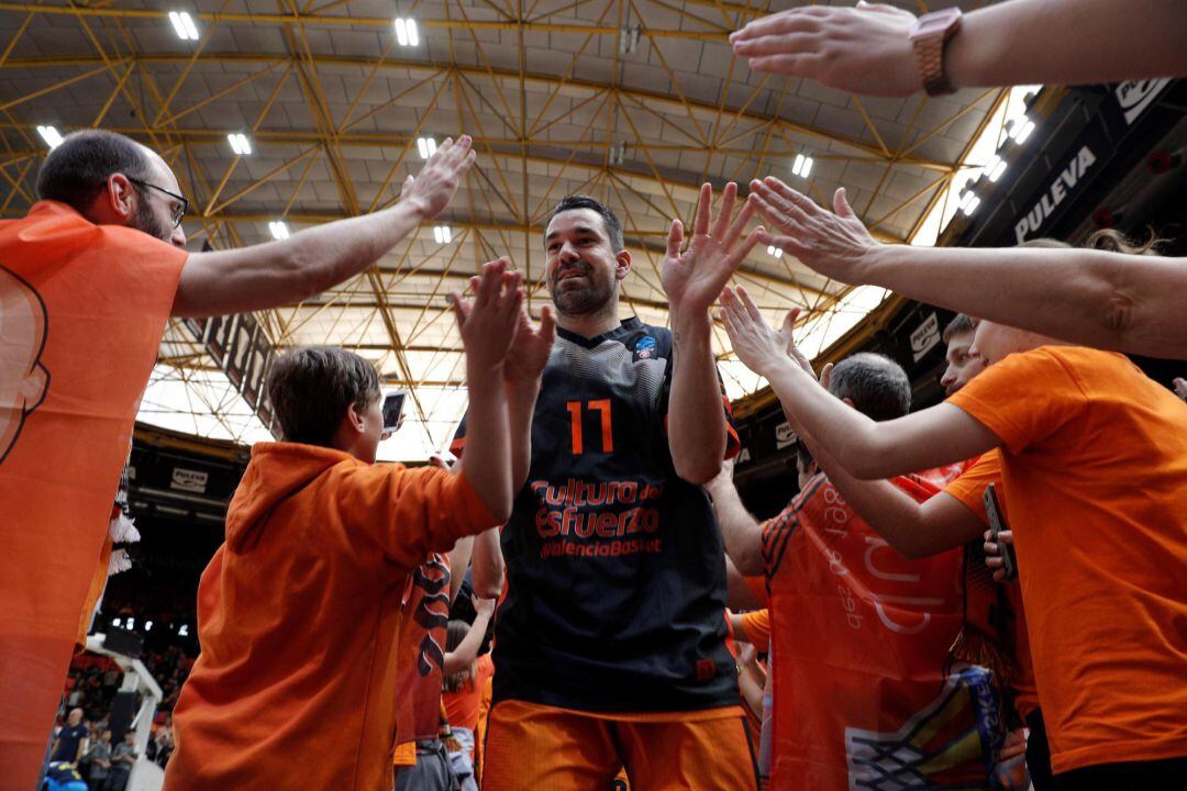 El capitán del Valencia Basket, Rafa Martínez, sale a la cancha al inicio del primer partido de la final de la Eurocopa ante el Alba Berlin que disputan esta tarde en el pabellón de la Fuente de San Luis. 