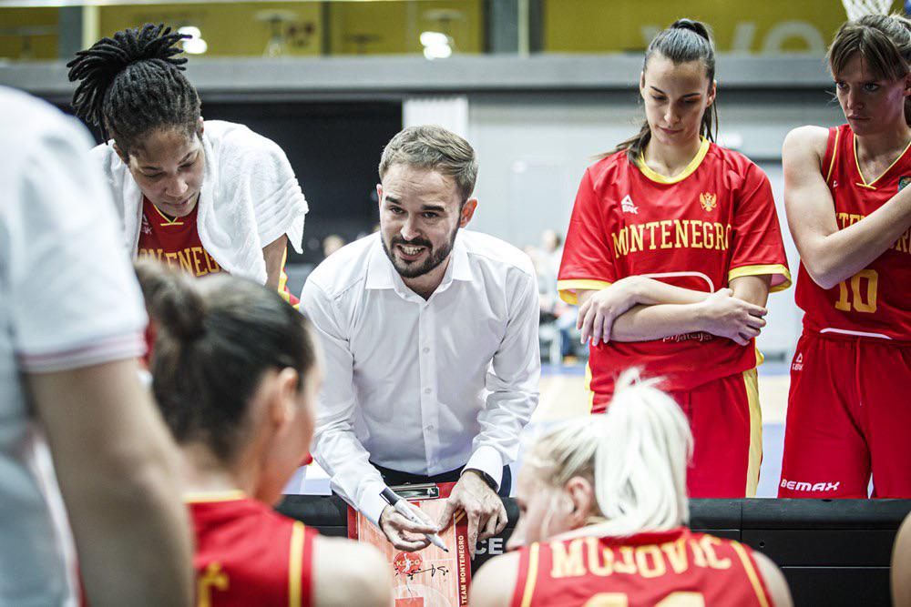 Alberto Antuña durante un partido con la selección absoluta de Montenegro