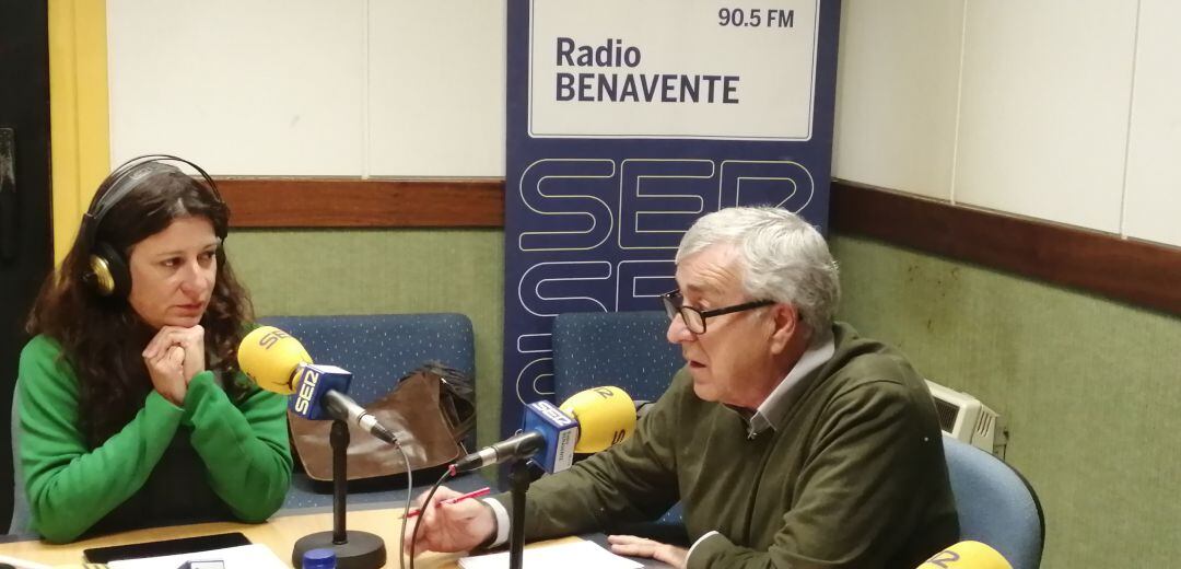 José Fernández Blanco junto a Esther Martín en los estudios de Radio Benavente