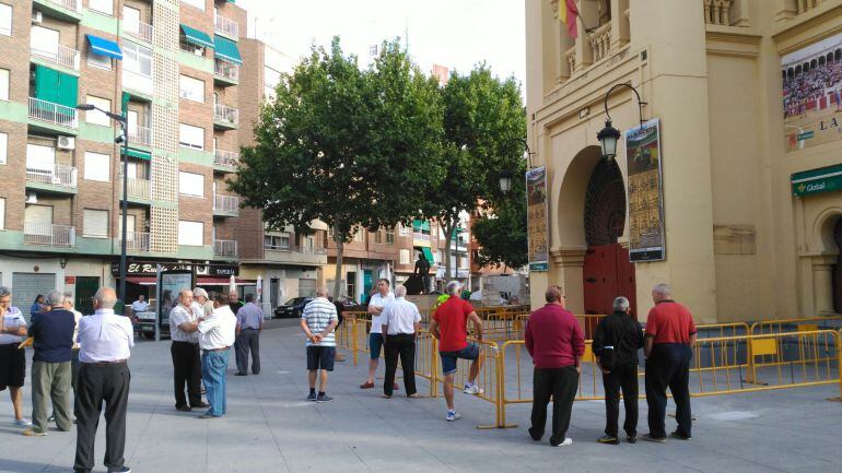Imagen a las 9 de la mañana de la taquilla de la Plaza de Toros