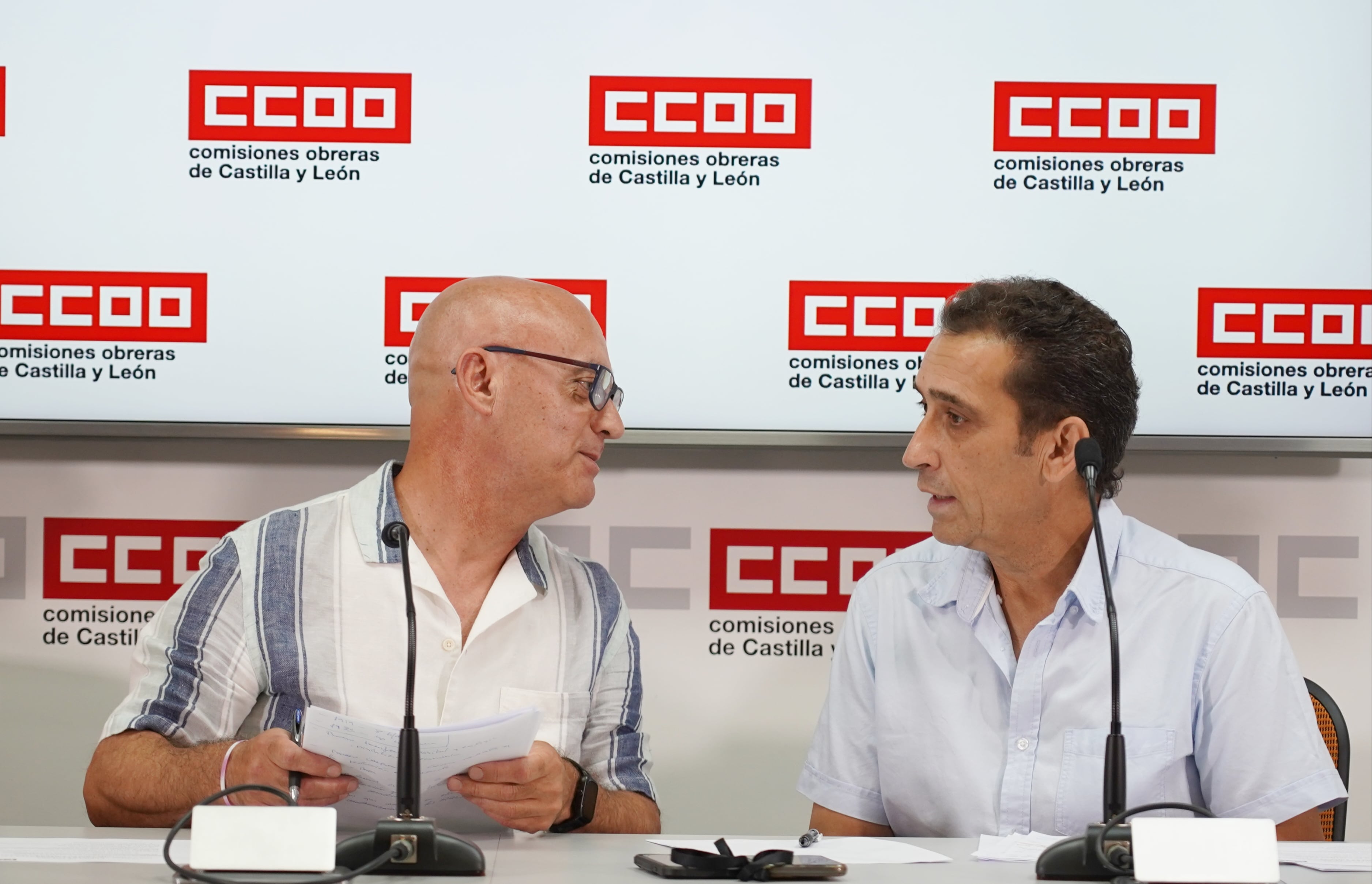 El secretario general de CCOO CyL, Vicente Andrés, y el secretario de Acción Sindical, Salud Laboral y Medio Ambiente de CCOO CyL, Fernando Fraile, atienden a los medios de comunicación sobre el impacto de la reducción de la jornada laboral a 37 horas y media en Castilla y León y la distribución en cuatro días a la semana.