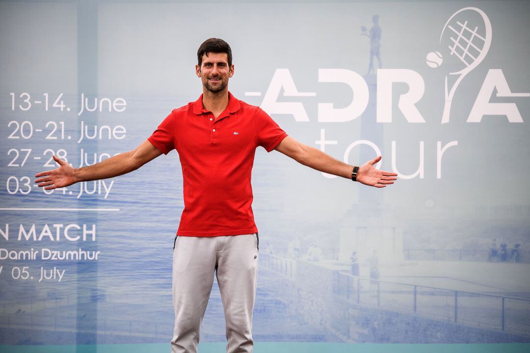 Djokovic posa con el cartel de su polémico torneo