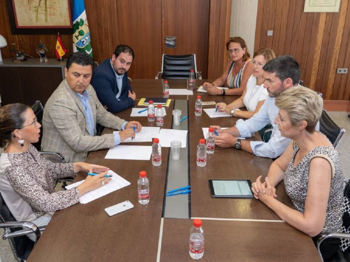 La alcaldesa reitera al consejero la necesidad urgente de construir balnearios en la zona de Los Urrutias