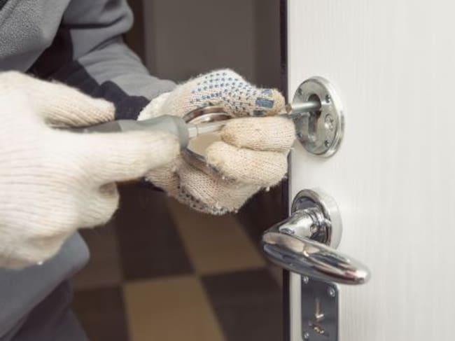 Cerrajero reparando una cerradura