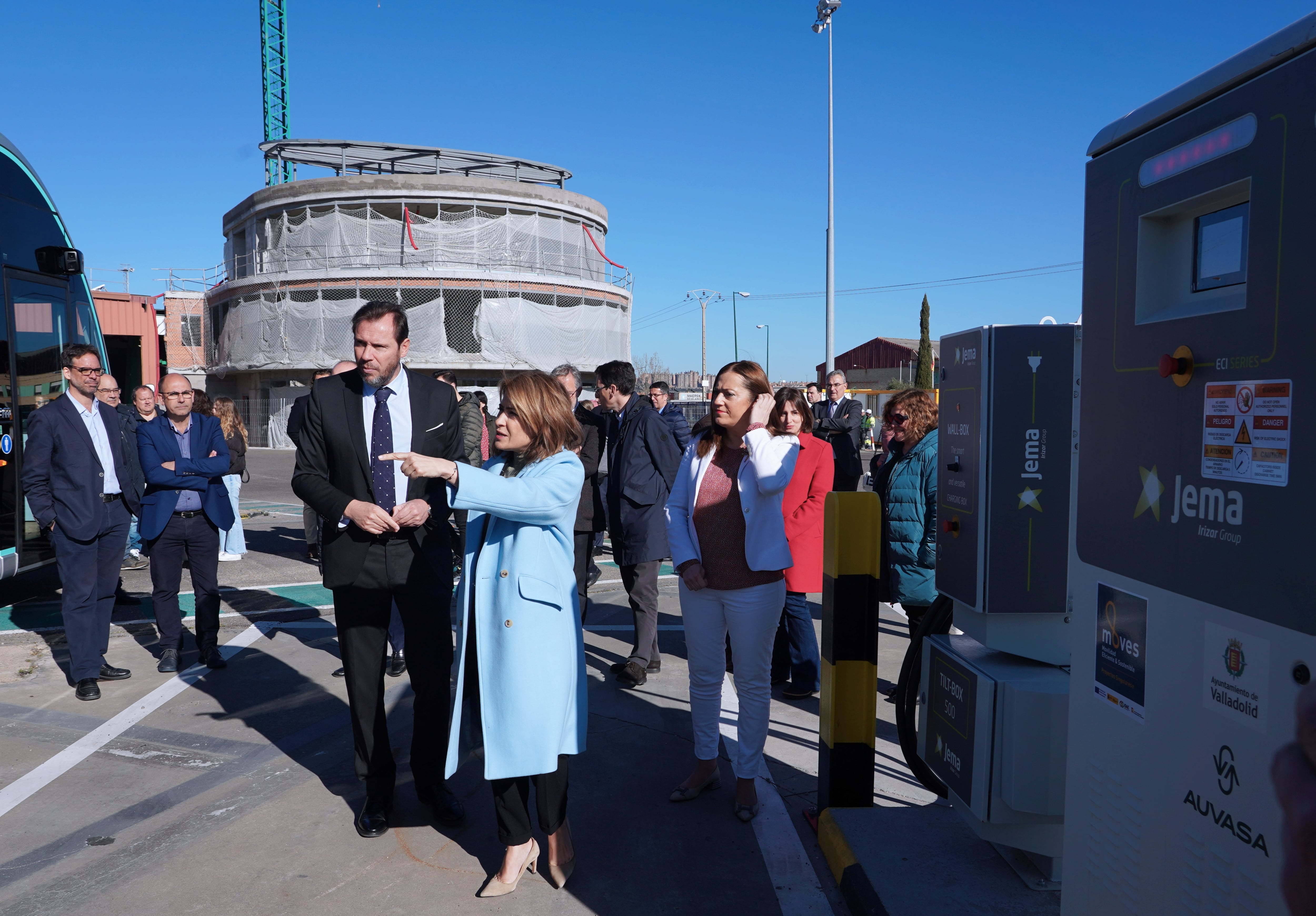La ministra Raquel Sánchez, y el alcalde de Valladolid, Óscar Puente, inauguran la estación de carga de vehículos eléctricos en la sede de Auvasa