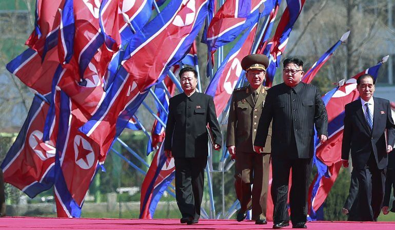 El líder norcoreano, Kim Jong-un llega a una ceremonia de inauguración de un nuevo proyecto de desarrollo residencial en Pionyang.