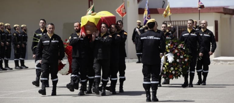 Los militares de la UME portan el feretro de su compañero fallecido el pasado sábado