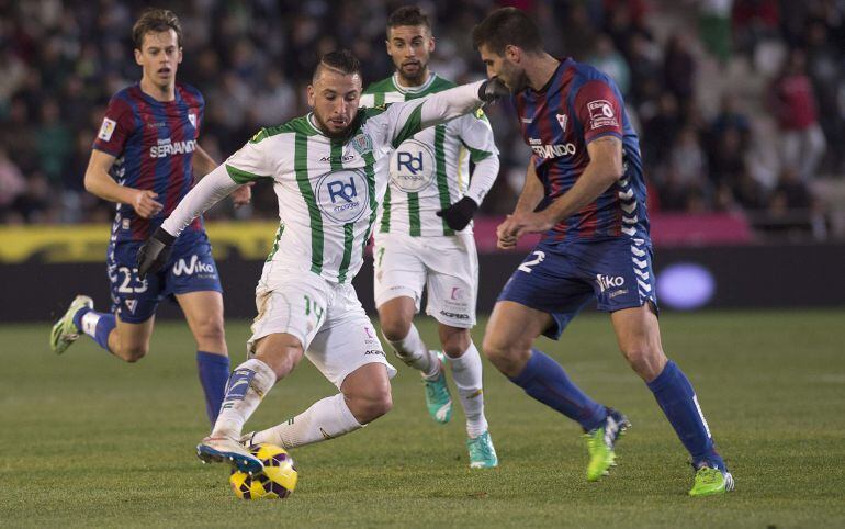 GRA312. CÓRDOBA, 16/01/2015.- El delantero argenilo del Córdoba, Nabil Ghilas (i), intenta superar al defensa del Eibar, Eneko Bóveda, durante el encuentro correspondiente a la jornada 19 de primera división, que disputan esta noche en el estadio El Arcángel, de Córdoba. EFE / Rafa Alcaide.