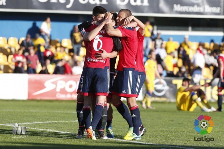 Los jugadores de Osasuna se abrazan en el centro del campo de Alcorcón haciendo una piña celebrando su victoria por 0-1 