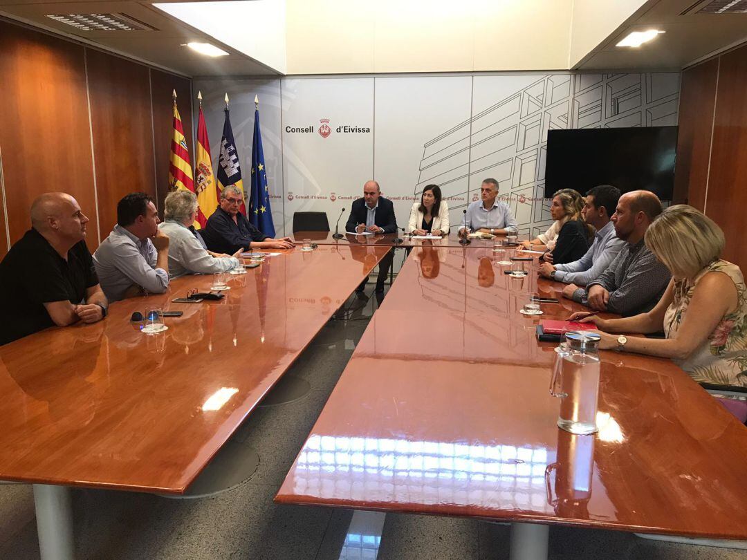 Imagen de la reunión entre el Govern y los hoteleros en el Consell de Ibiza