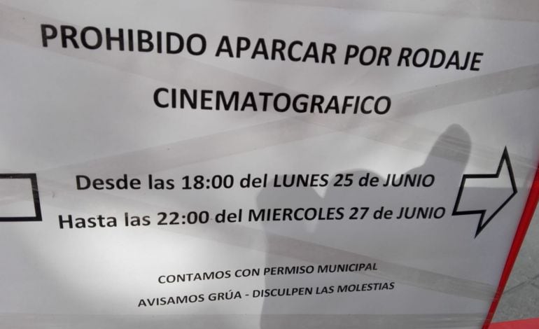 Carteles instalados en la costanilla de San Lázaro de Toledo por el rodaje de la última película de Almodóvar