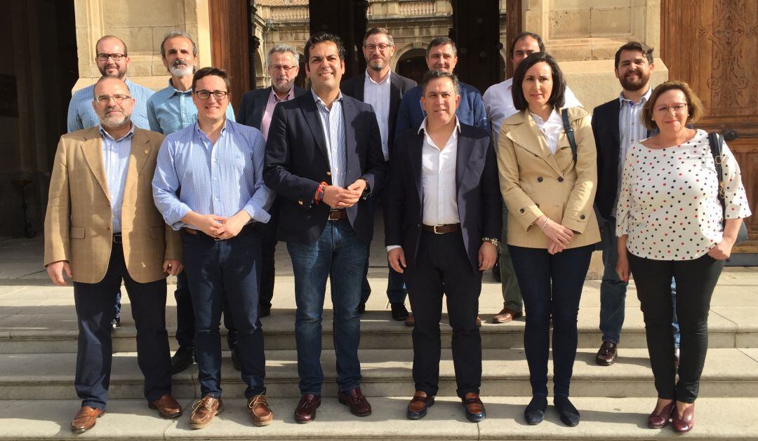 Juan Diego Requena (tercero por la izquierda) junto a otros candidatos a alcaldes de la provincia