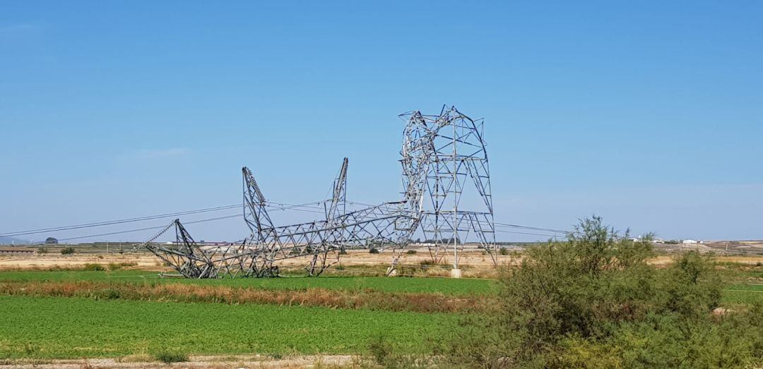 Una de las torres derribadas por el viento en las Cinco Villas