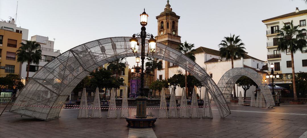 Comienza el montaje de las luces navideñas en la Plaza Alta de Algeciras.