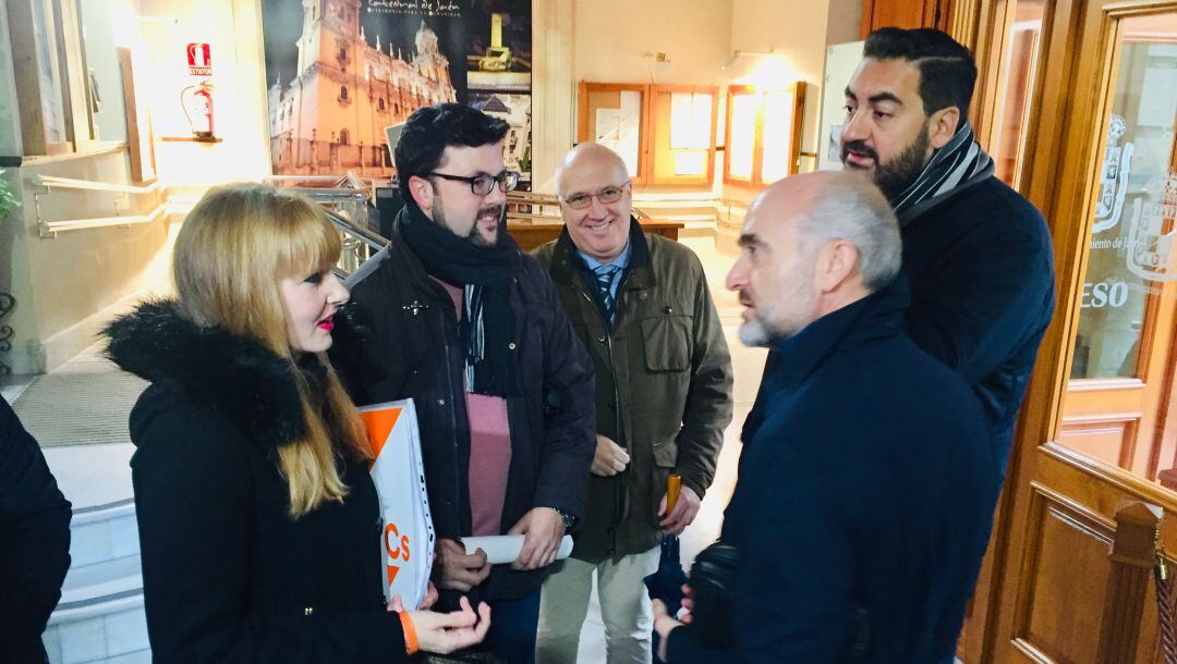 La coordinadora local Ciudadanos, María Cantos, momentos antes de presentar el escrito en el Ayuntamiento de Jaén.