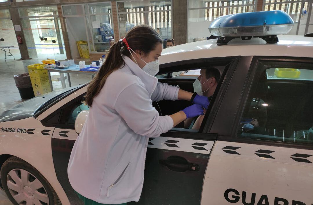 Uno de los agentes recibiendo la vacuna