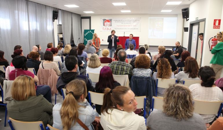 El alcalde y el concejal de Educación reunidos con miembros de la FAMPA de la ciudad.