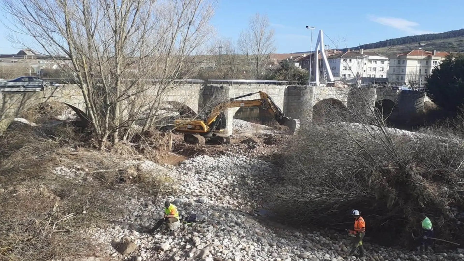 La CHE realizando obras de mejora del espacio fluvial del río Híjar en Campoo de Suso para evitar inundaciones.