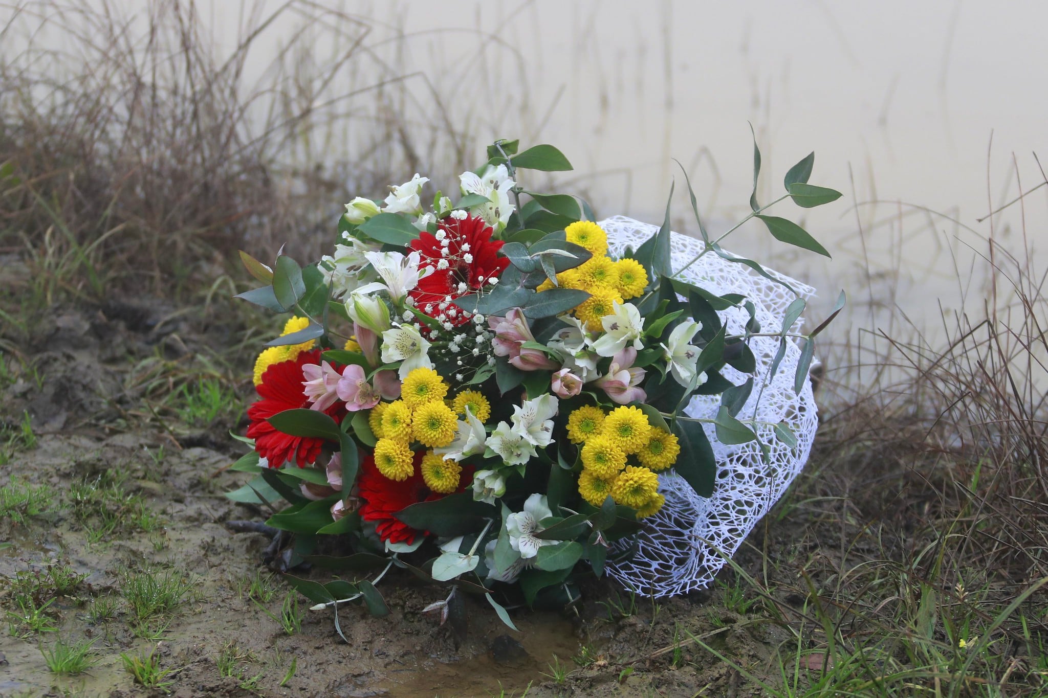 Flores depositadas por la ministra de Defensa Margarita Robles, en el lago de la Base de Cerro Muriano donde murieron ahogados dos militares el 21 de diciembre