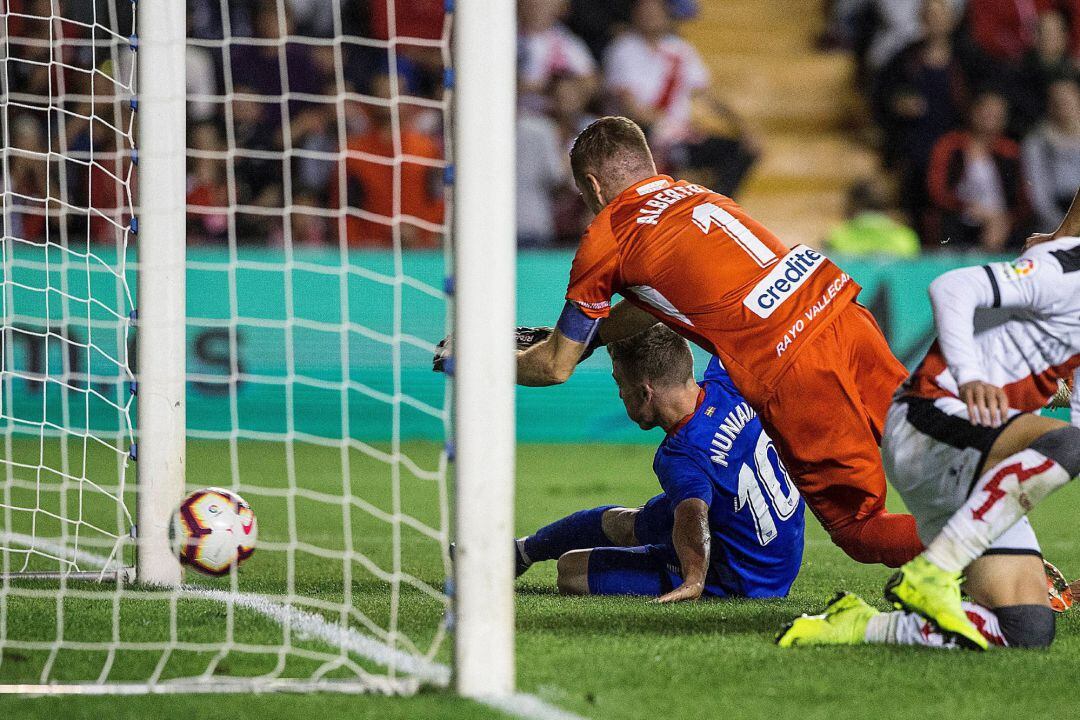 El delantero del Athletic Club, Iker Muniain (c), anota el gol del empate, durante el partido ante el Rayo Vallecano correspondiente a la 3ª jornada de LaLiga Santander